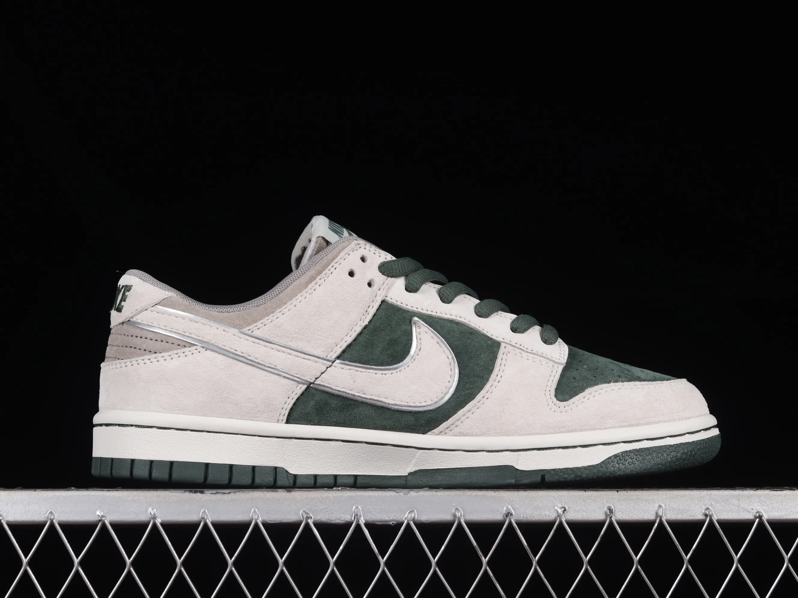 All Categories Nk SB Dunk Series Nk SB Dunk Low Low-top sneakers Otomo Katsuhiro x Nk SB Dunk Low "Steamboy OST" Otomo Katsuhiro co-branded SB low-top sports and leisure sneakers LF0039-035